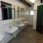 Haus Mit Der Roten Telefonzelle *
