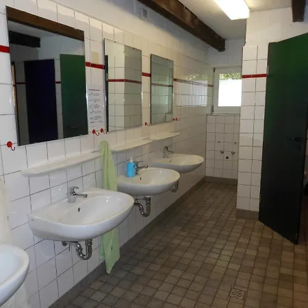 Haus Mit Der Roten Telefonzelle *